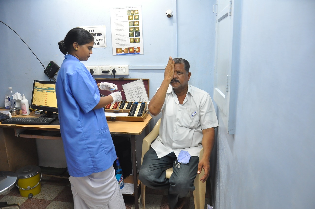 Digital image of the patient depicting visual acuity evaluation before performing a cycloplegic refraction in a young male.